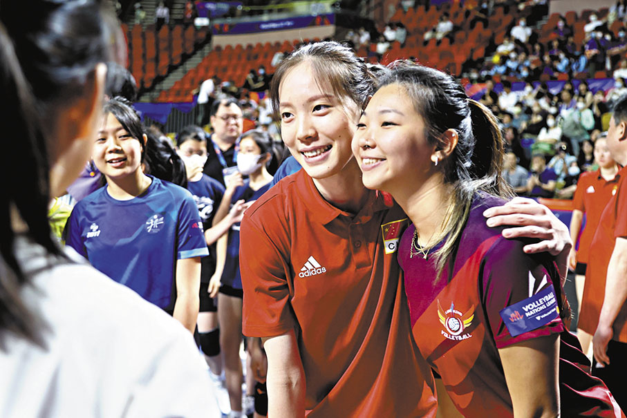 ◆擔任接應的鄭益昕（左）表現友善，大受球迷歡迎。