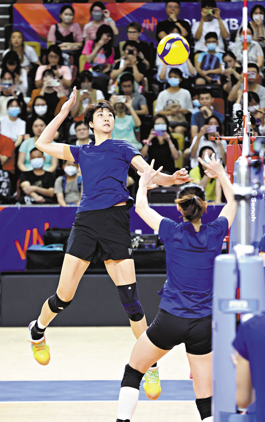 ◆袁心玥（左）示範快攻技術。