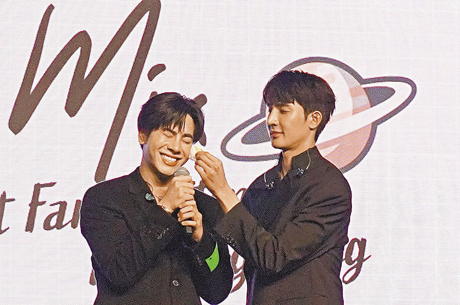 ◆Earth幫好兄弟Mix拭淚。