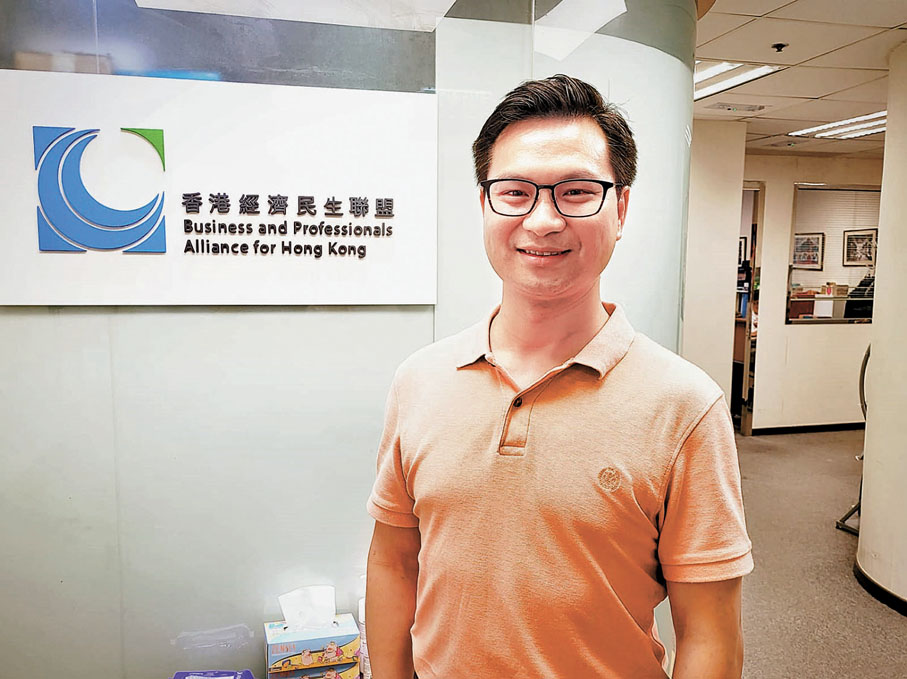 ◆左滙雄聯同「潤愛同行」為有需要街坊免費家居上門維修。香港文匯報記者黃子晉  攝