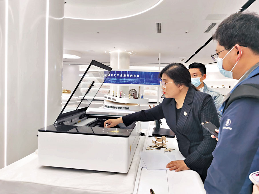 ◆濟南金威刻激光科技有限公司生產的家用激光設備。 記者殷江宏  攝