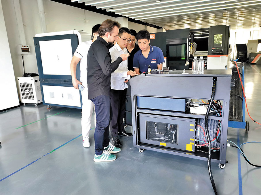 ◆外國客戶到新天科技有限公司參訪。 受訪者供圖