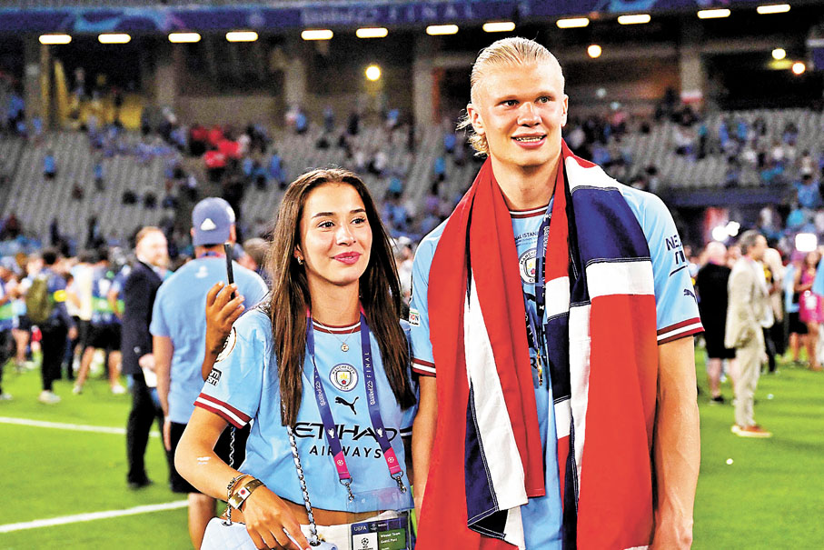 ◆夏蘭特女友賽後亦入場慶祝。  法新社