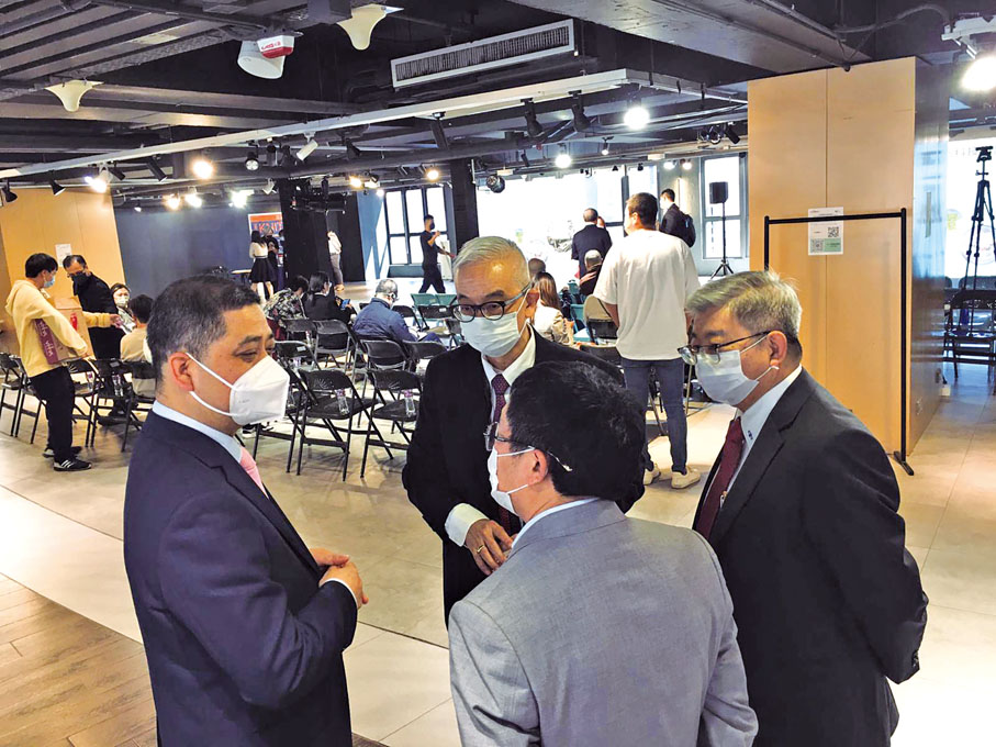 ◆ 創新科技及工業局局長孫東特地了解利興環保設備新產品。