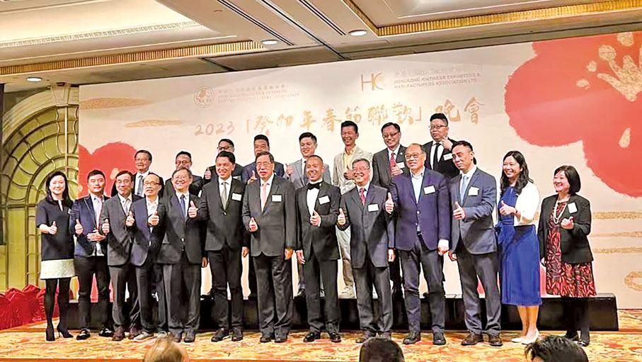 3月15日，香港毛織出口廠商會和香港羊毛化纖針織業廠商會聯合舉辦春茗聯歡晚會。包括立法會主席梁君彥、紡織及製衣界立法會議員陳祖恒等重量級嘉賓出席活動與業界朋友交流溝通。本會永遠榮譽會長黃守正（後排左一）、秘書長蕭勁樺（後排右一）出席。