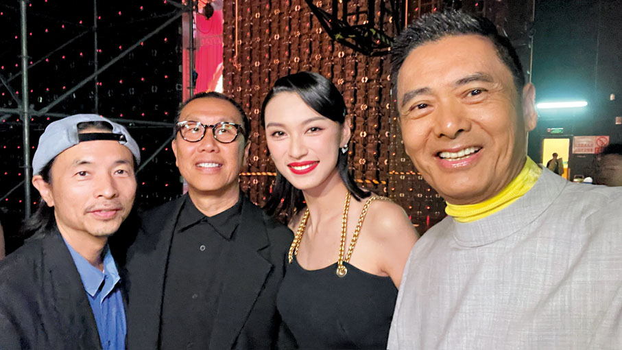 ◆ （左起）文念中、潘耀明、王丹妮與周潤發在後台巧遇。