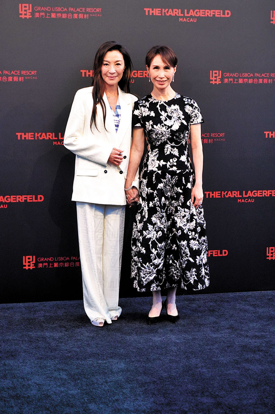 ◆ 楊紫瓊與何超鳳拖手現身。