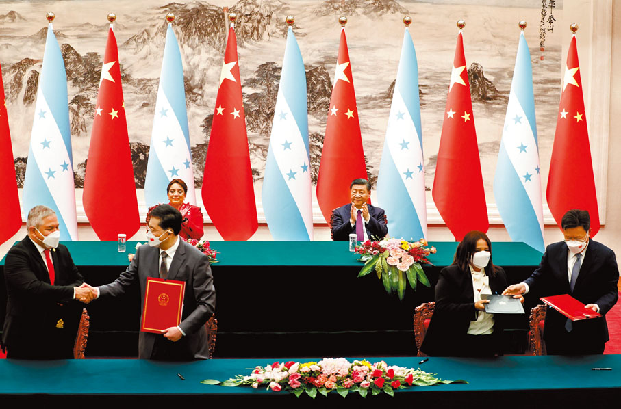 ◆6月12日，兩國元首共同見證簽署共建「一帶一路」、質檢、經貿、科技、文教等領域多項雙邊合作文件。 中新社