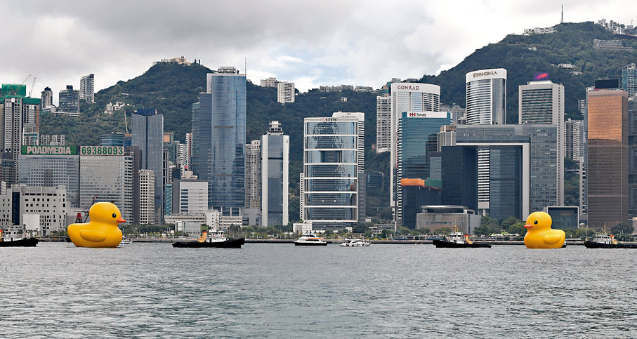 ◆ 香港今年全面復常，諸多大型活動重臨，經濟活力亦重現，多項數據向好。圖為近日「大黃鴨」游維多利亞港。 資料圖片