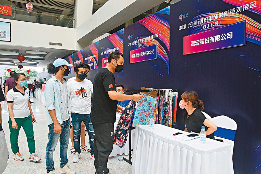 ◆埃及商人參加石獅市紡織服飾供應鏈對接會洽談採購事宜。