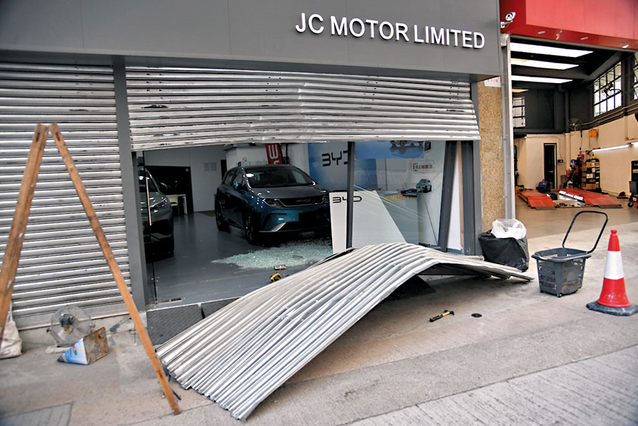 ◆元朗宏業西街比亞迪陳列室遭人駕車倒後撞閘刑毀。