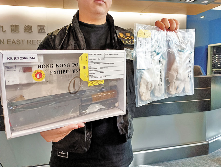 ◆警方記者會上展示檢獲菜刀及勞工手套證物。香港文匯報記者鄺福強 攝