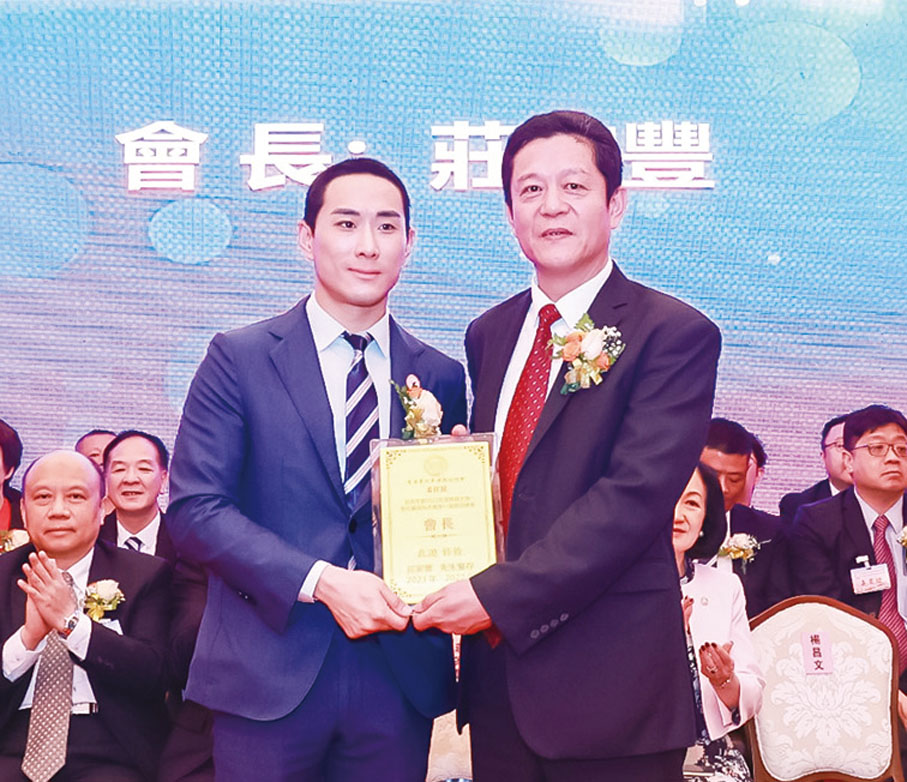 ◆ 楊昌文（右）頒發香港泉州泉港聯誼總會首屆會長委任狀予莊家豐（左）。