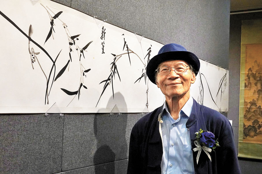 ◆傅世亨站在丁衍庸的畫作前。