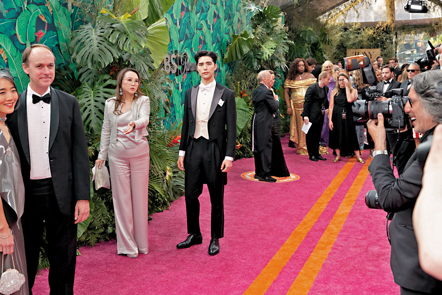 ◆ 內地音樂劇演員阿雲嘎（左二）走上第76屆托尼獎頒獎典禮紅地毯。 