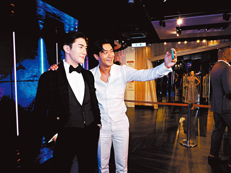 ◆崔始源拿出手機與蠟像始源一起selfie。