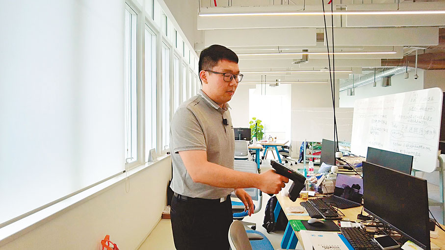 ◆林子博在介紹項目設備。香港文匯報記者帥誠  攝