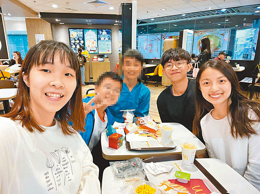 ◆沈寶恩﹙右一﹚和合作義工與受助家庭聚會。