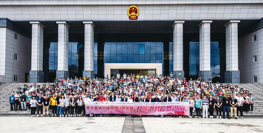 ◆「慶祝香港回歸祖國二十六周年暨桂‧港共慶雙親節」全體團員在崇左市政府大合照。