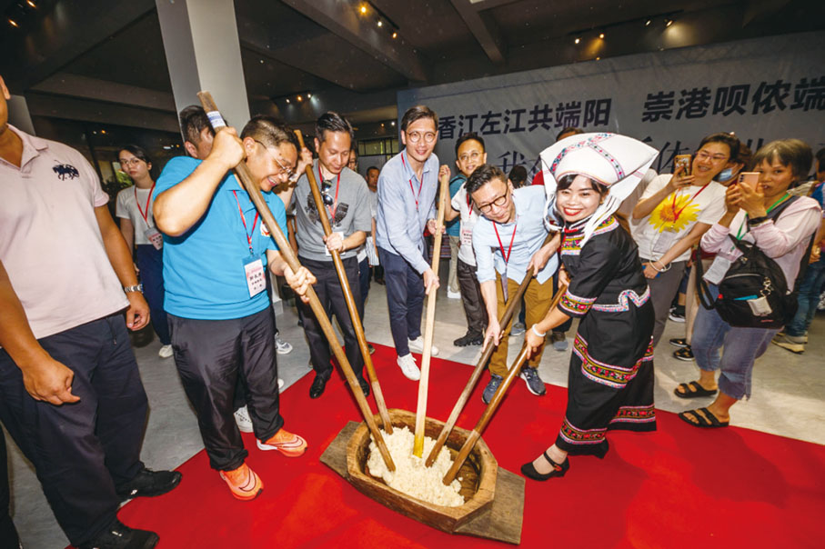 ◆團員們親身體驗打糍粑。