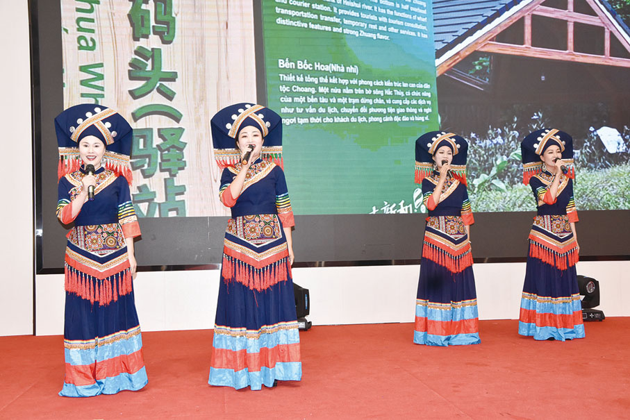 ◆「香江左江共端陽——崇港唄儂端午走親」活動上，表演廣西壯族歌舞。