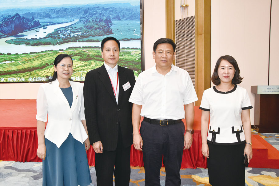 ◆左起：崇左市委統戰部常務副部長馮丹萍，交流團首席團長蔡朝旭，崇左市委副書記、市長遲威，崇左市委常委、宣傳部部長林霖合照。
