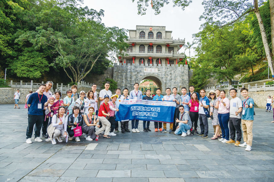 ◆團員們在友誼關前合影。