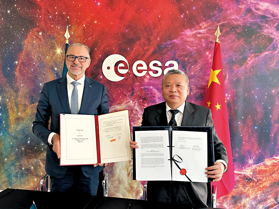 ◆張克儉在巴黎會見歐洲空間局局長阿蘇巴赫。國家航天局供圖