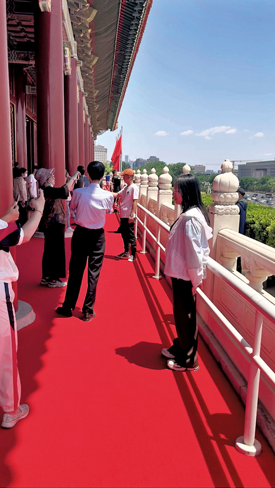 ◆中考後外地學生到北京遊玩，了解天安門城樓的歷史沿革，飽覽首都北京的美麗風景。香港文匯報北京傳真