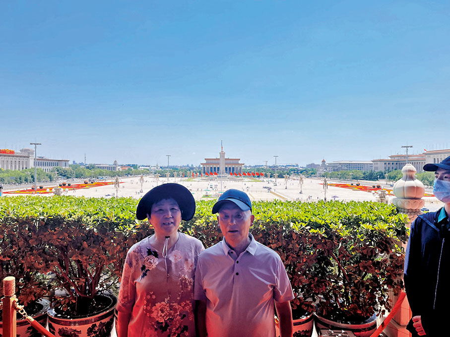 ◆中國共產黨老黨員、「光榮在黨50年」紀念章獲得者陳學良老人和夫人在天安門城樓參觀。香港文匯報北京傳真