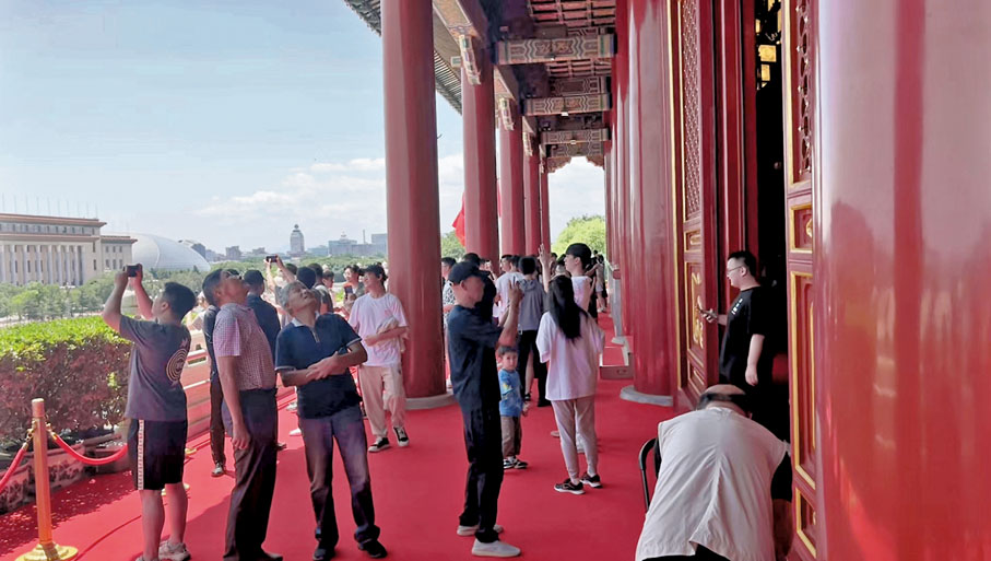 ◆13日，天安門城樓疫後恢復對外開放，首批遊客登城樓參觀。香港文匯報北京傳真