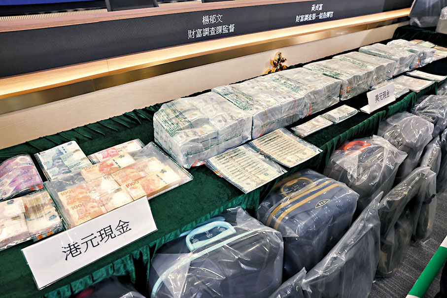 ◆海關展示涉案行李篋、背囊、手提電話及銀行單據等證物。 香港文匯報記者劉友光 攝