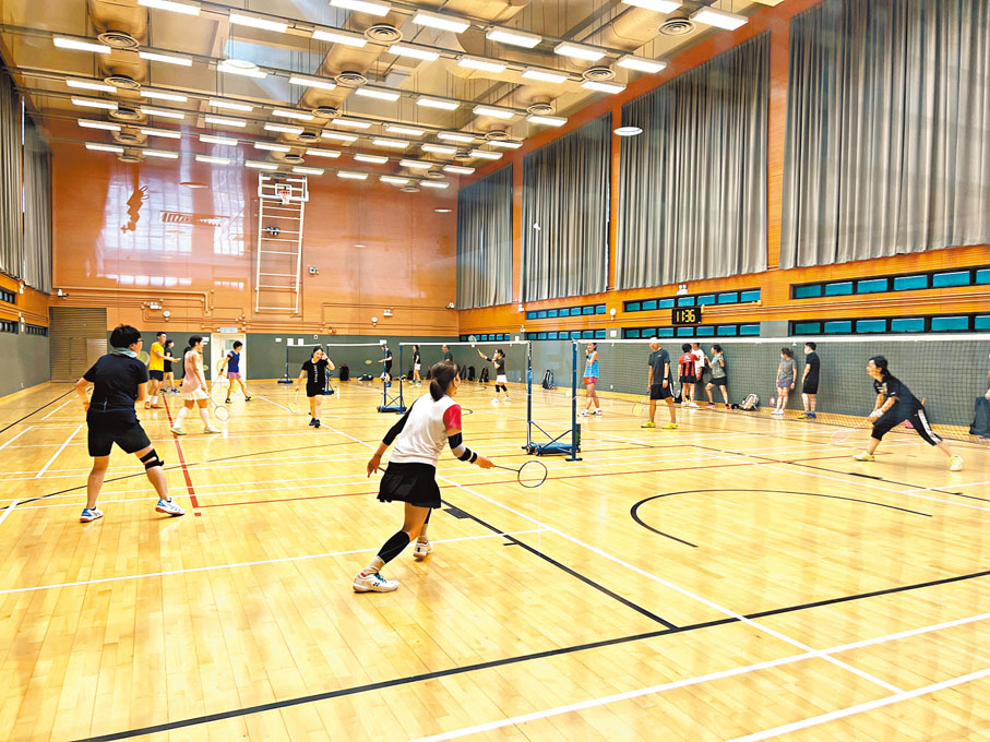 ◆康文署將於8月6日舉行「全民運動日」。圖為市民在康文署轄下室內體育館打羽毛球。 資料圖片