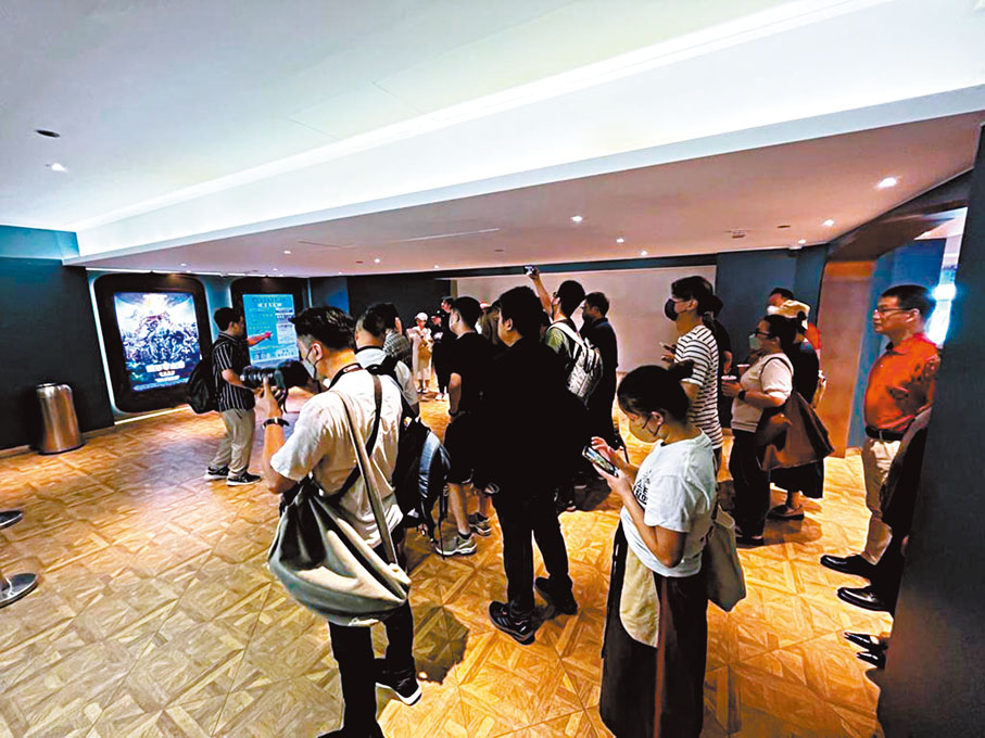 ◆觀眾排隊買戲飛 。