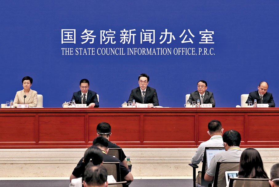 ◆ 國家發展和改革委員會副秘書長袁達（中）昨日介紹深化營商環境重點領域改革有關情況。  中新社