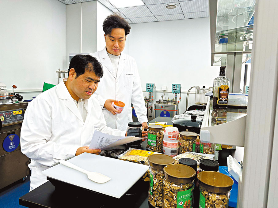 ◆立法會大會昨日繼續討論並通過「積極推動中醫發展，紓緩醫療系統壓力」議案及相關修正案。圖為港註冊中醫師一起做實驗。 資料圖片