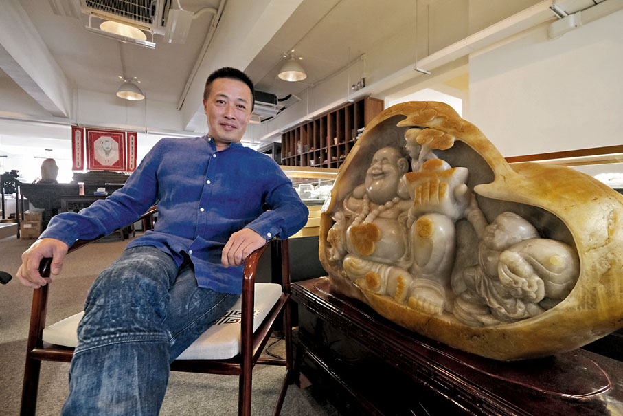 ◆歐陽偉傑推介新疆玉石和旅遊之餘，也致力支持粵劇發展。