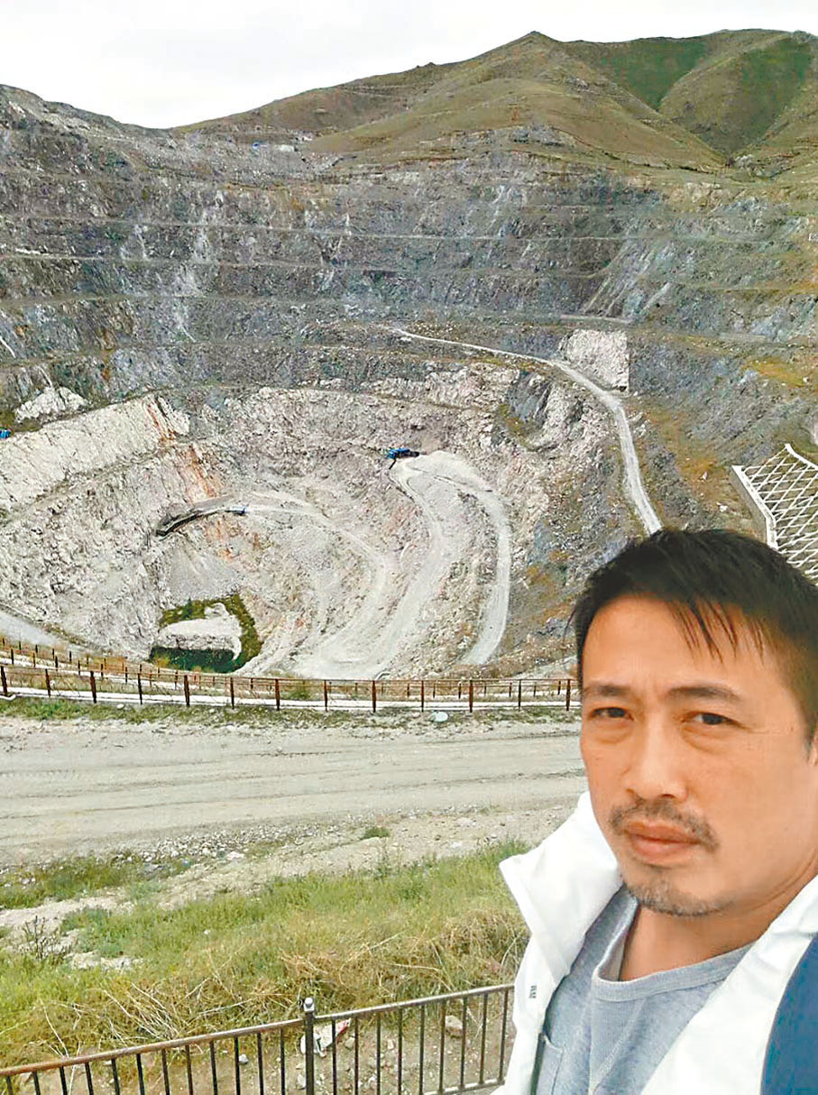 ◆歐陽偉傑考察新疆玉石礦山。 受訪者供圖