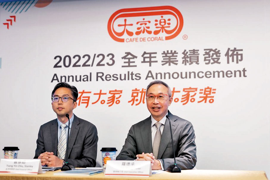 ◆ 羅德承（右）指，受到人力成本上升影響，今年在香港開新分店會更加審慎。左為大家樂首席財務官曾彥昭。