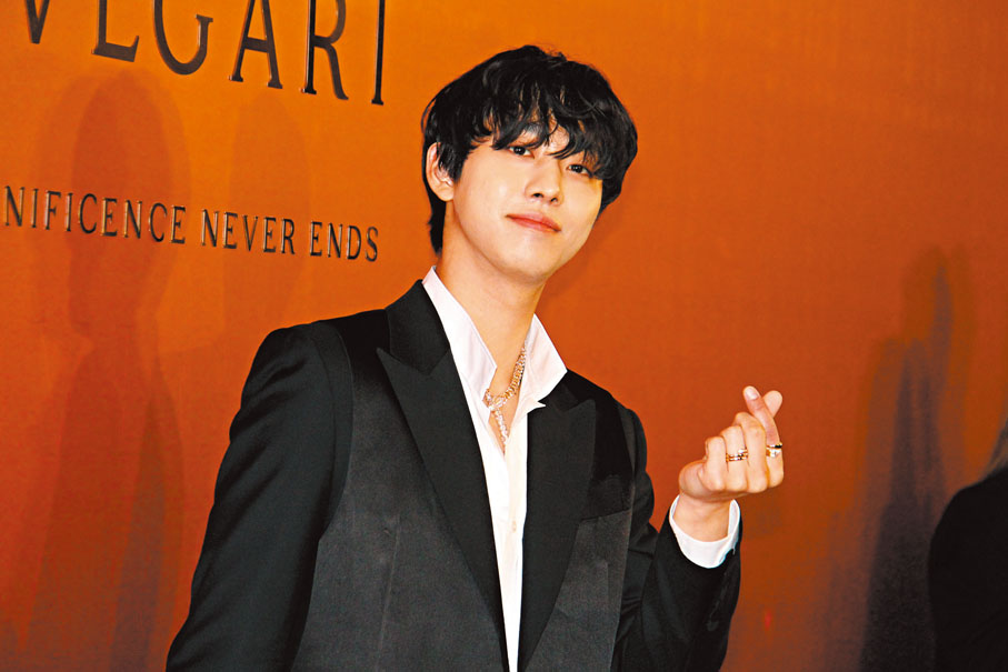 ◆安孝燮向現場傳媒派心。