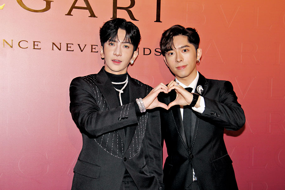 ◆Edan(右)與Anson Lo現正拍港版《社內相親》。