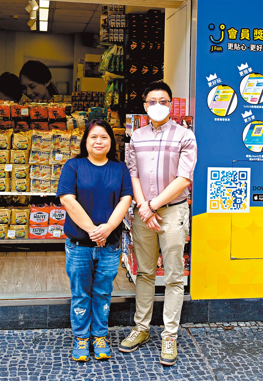 ◆陳章達（右）及梁潔英表示澳門的外勞與本地員工合作無間，相處融洽。 香港文匯報記者劉明 攝