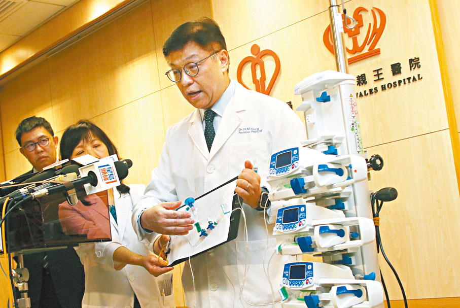 ◆威爾斯親王醫院副醫院行政總監/兒科顧問醫生張漢明解說醫療事故原因。香港文匯報記者北山彥  攝