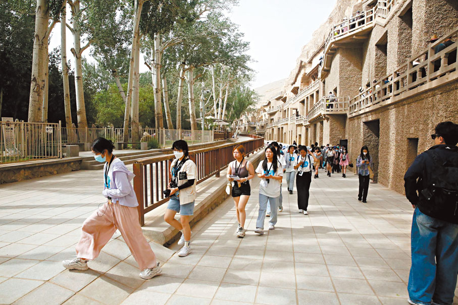 ◆採訪團參訪莫高窟。