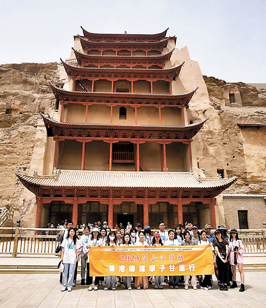 ◆同學們在莫高窟前合影留念。