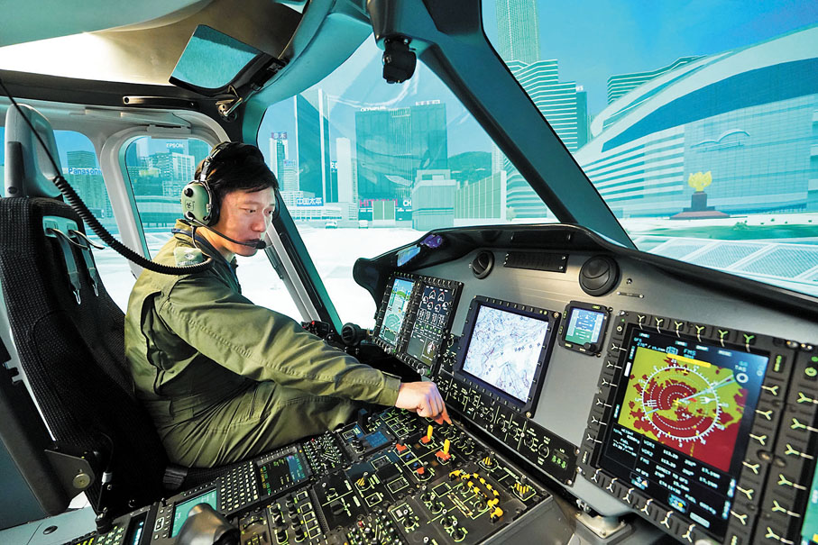 ◆H175直升機模擬飛行訓練器內駕駛艙。香港文匯報記者曾興偉  攝