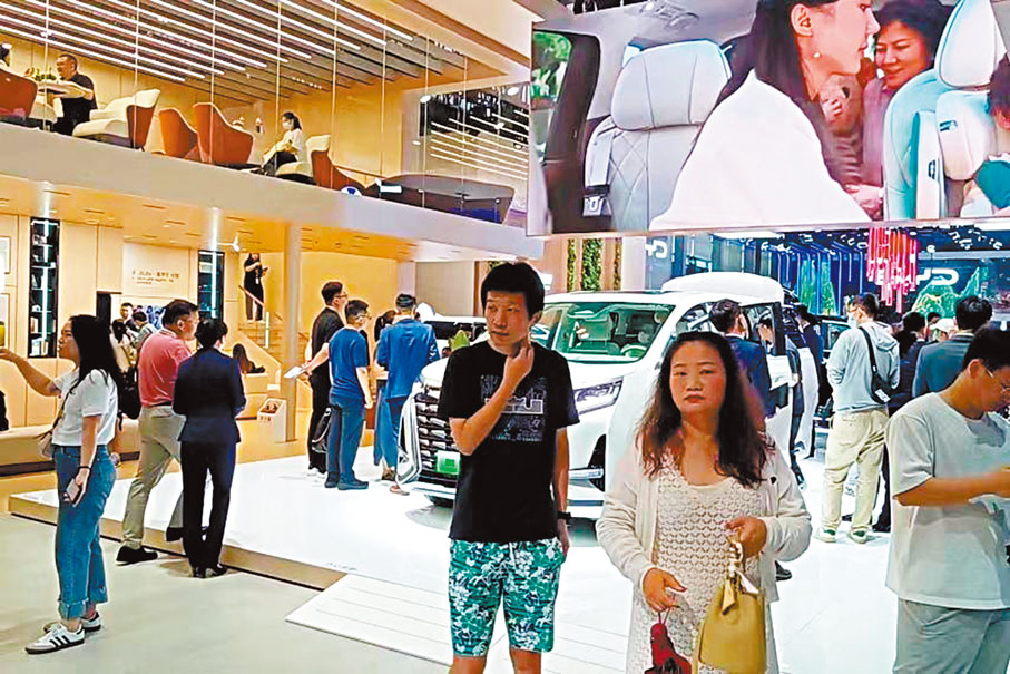 ◆新能源汽車主打宣傳的長航程和智能駕駛，成功吸引大量觀眾關注諮詢和購買。 