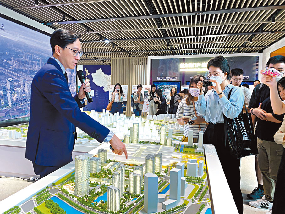 ◆ 黎祥掀介紹項目情況。