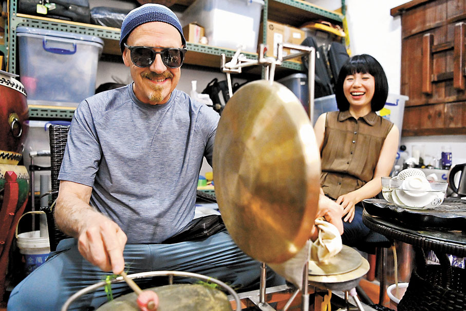 ◆田超（右）與美國打擊樂演奏家湯姆·蒂思利在漳州古城參訪木偶表演館。