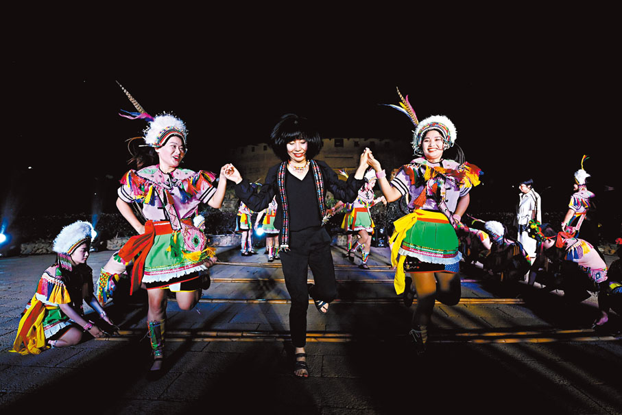 ◆田超在漳州市華安縣體驗竹竿舞。